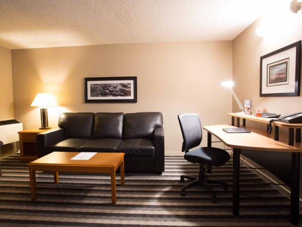 Royal Hotel West Edmonton, Trademark Collection by Wyndham : photo 4 de la chambre suite de luxe 1 chambre avec lit king-size - non-fumeurs
