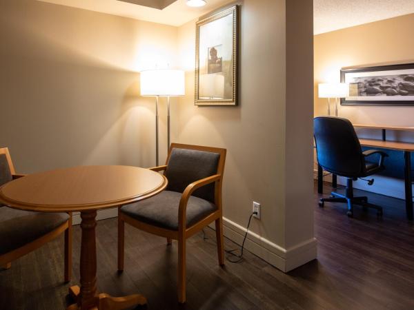 Royal Hotel West Edmonton, Trademark Collection by Wyndham : photo 3 de la chambre chambre lit king-size club supérieure - non-fumeurs