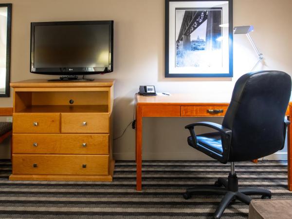 Royal Hotel West Edmonton, Trademark Collection by Wyndham : photo 4 de la chambre chambre lit queen-size - non-fumeurs