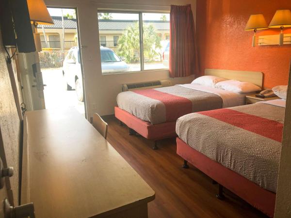 Motel 6-Jacksonville, FL - Orange Park : photo 1 de la chambre chambre quadruple