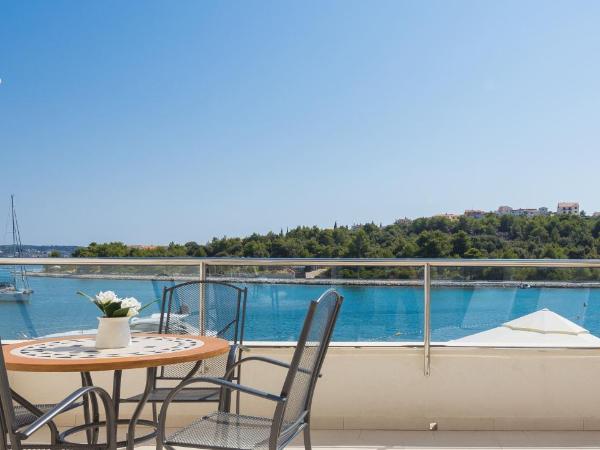 Perla Resort : photo 3 de la chambre chambre triple de luxe avec balcon et vue sur la mer