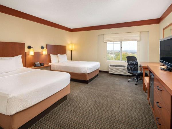 La Quinta by Wyndham Atlanta Ballpark/Galleria : photo 1 de la chambre chambre avec 2 lits doubles et baignoire - accessible aux personnes à mobilité réduite/malentendantes - non-fumeurs