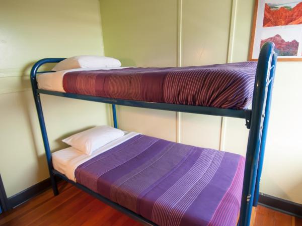 Ocean Island Inn | Backpackers | Suites : photo 1 de la chambre chambre familiale avec salle de bains commune