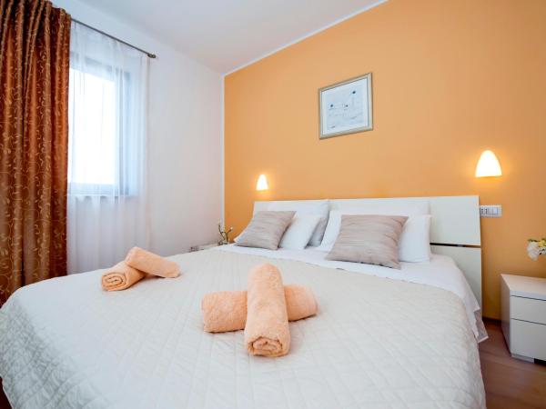 Apartments and Rooms Camaiore : photo 2 de la chambre appartement 2 chambres de luxe avec balcon - vue sur ville