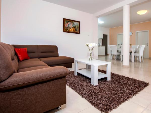 Apartments and Rooms Camaiore : photo 6 de la chambre appartement 2 chambres de luxe avec balcon - vue sur ville