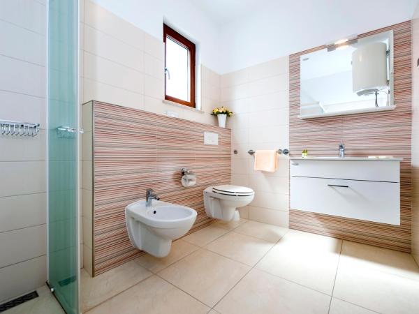 Apartments and Rooms Camaiore : photo 9 de la chambre appartement 2 chambres de luxe avec balcon - vue sur ville