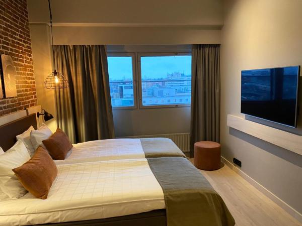 Skyline Airport Hotel : photo 8 de la chambre chambre affaires lits jumeaux