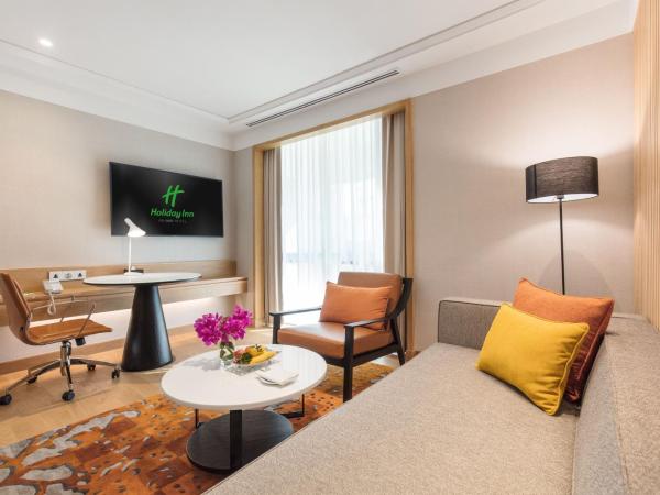 Holiday Inn Bangkok, an IHG Hotel : photo 4 de la chambre 1 king one-bedroom suite living area