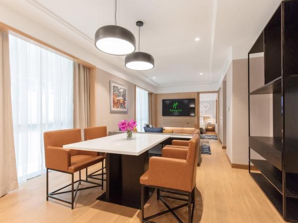 Holiday Inn Bangkok, an IHG Hotel : photo 2 de la chambre 1 king one-bedroom suite living dining area