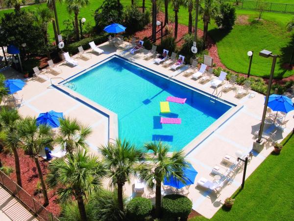 Holiday Inn Orlando International Airport, an IHG Hotel : photo 1 de la chambre standard king room with sofa bed and pool view
