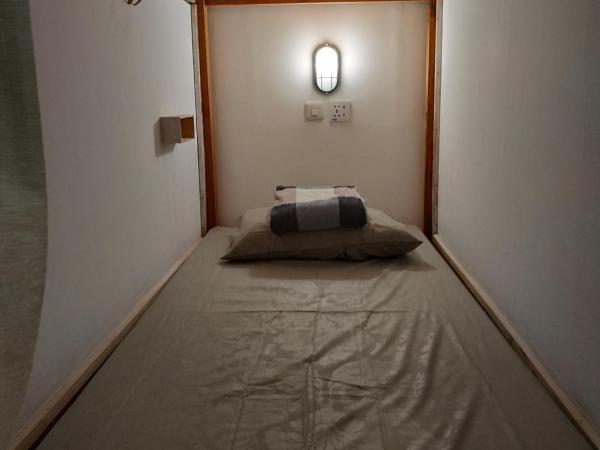 Wonderloft Hostel Jogja : photo 4 de la chambre lit simple dans dortoir mixte