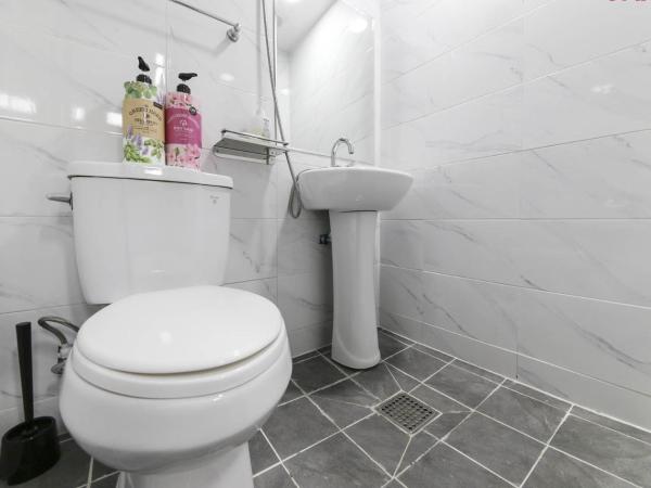 Seoul Station R Guesthouse : photo 7 de la chambre chambre triple avec salle de bains privative