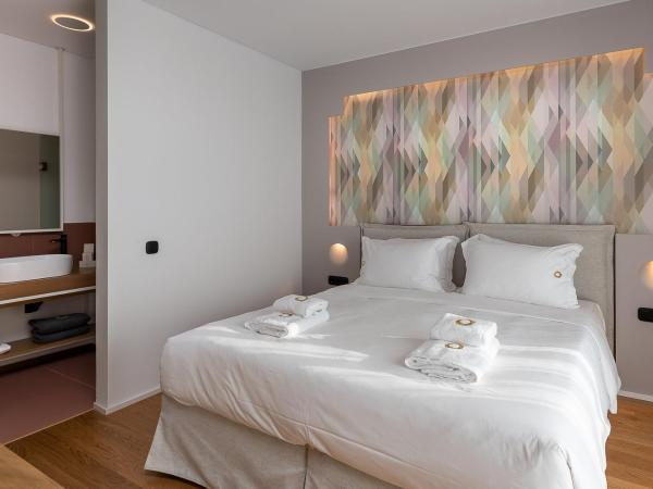 Onira Suite Dreams : photo 8 de la chambre villa happiness 2 chambres avec bain à remous - vue sur mer