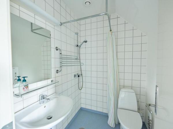 Danhostel Odense City : photo 3 de la chambre chambre triple avec salle de bains privative