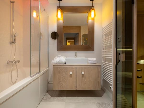 Résidence Pierre & Vacances Premium L'Hévana : photo 5 de la chambre appartement 2 chambres avec cheminée et sauna (6 personnes)