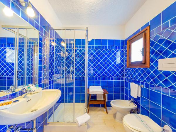 Hotel Mare Blue : photo 4 de la chambre chambre double avec lit d'appoint