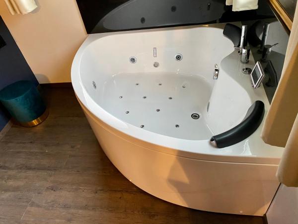 Salon Boyer : photo 8 de la chambre suite avec jacuzzi