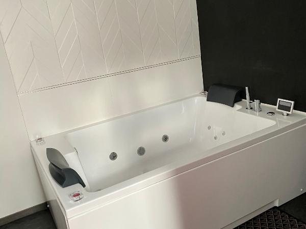 Salon Boyer : photo 8 de la chambre suite avec jacuzzi