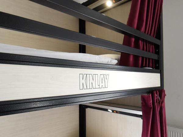 Kinlay Hostel Eyre Square : photo 6 de la chambre lit dans un dortoir mixte de 8 lits avec salle de bains commune