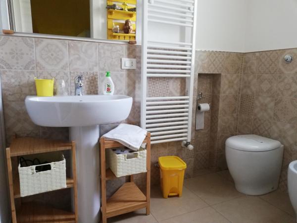 B&b Passione del sud : photo 10 de la chambre chambre quadruple avec salle de bains