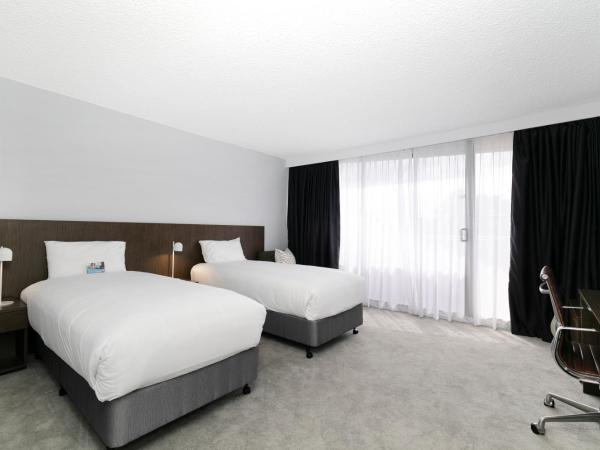 Mercure Brisbane Spring Hill : photo 1 de la chambre hébergement lits jumeaux supérieur avec balcon