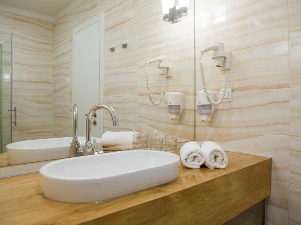 Hotel Perla : photo 9 de la chambre chambre double ou lits jumeaux confort avec balcon