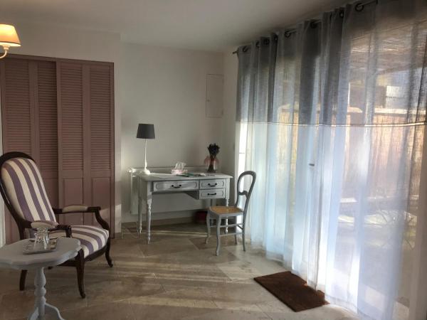 MAS DE LA FADETO : photo 4 de la chambre chambre double - vue sur jardin