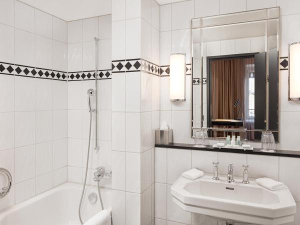 Hotel Victoria : photo 2 de la chambre chambre supérieure avec canapé