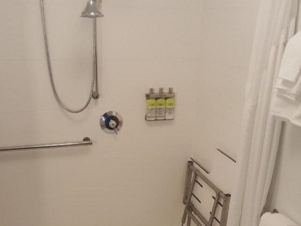 Holiday Inn Express & Suites Downtown Louisville, an IHG Hotel : photo 4 de la chambre one-bedroom king suite with communications accessible roll-in shower