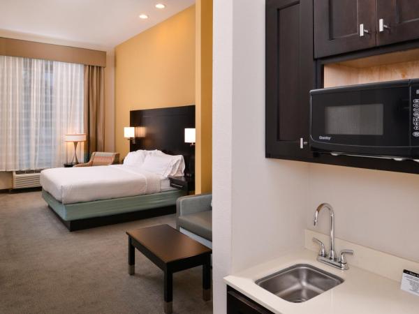 Holiday Inn Express & Suites Austin South, an IHG Hotel : photo 1 de la chambre chambre lit king-size avec canapé-lit - non-fumeurs