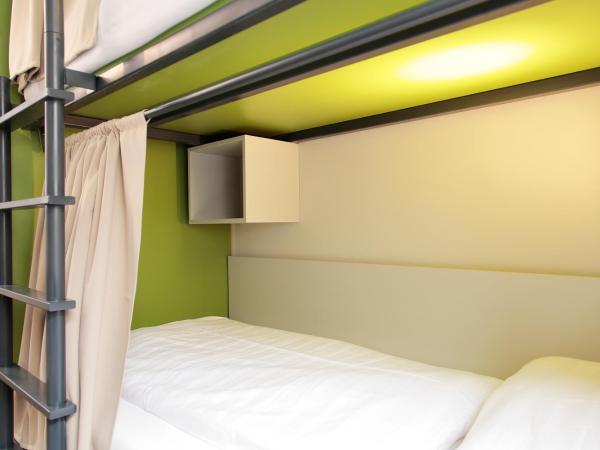 Maverick Urban Lodge : photo 3 de la chambre lit dans dortoir mixte de 4 lits avec salle de bains privative