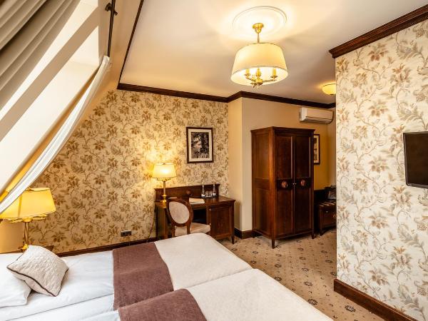 Zamek Topacz : photo 2 de la chambre standard double or twin room in domek ogrodnika building