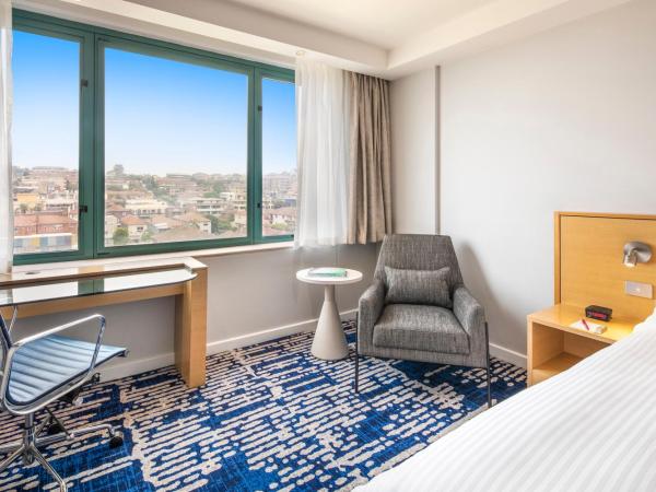 Crowne Plaza Sydney Coogee Beach, an IHG Hotel : photo 3 de la chambre chambre 2 lits doubles - vue sur village