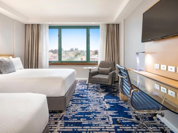 Crowne Plaza Sydney Coogee Beach, an IHG Hotel : photo 2 de la chambre chambre 2 lits doubles - vue sur village