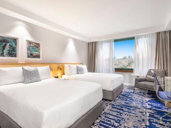 Crowne Plaza Sydney Coogee Beach, an IHG Hotel : photo 1 de la chambre chambre 2 lits doubles - vue sur village