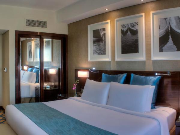 Crowne Plaza Dubai Deira, an IHG Hotel : photo 9 de la chambre suite 1 chambre lit king-size - accès au salon