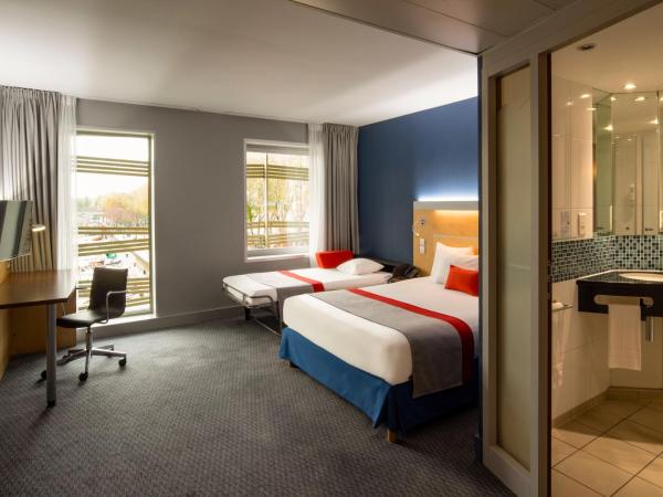 Holiday Inn Express Paris-Canal De La Villette, an IHG Hotel : photo 3 de la chambre chambre familiale standard - vue sur port de plaisance