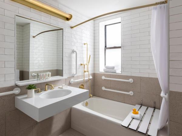 21c Museum Hotel Chicago : photo 6 de la chambre chambre deluxe avec 2 lits queen-size - accessible aux personnes à mobilité réduite