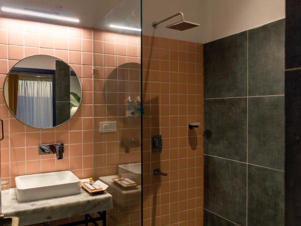 Casa Blanca Lakecity : photo 10 de la chambre suite lit king-size avec balcon