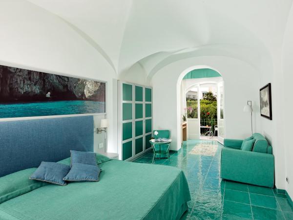 Albergo Gatto Bianco : photo 1 de la chambre chambre familiale avec salle de bains