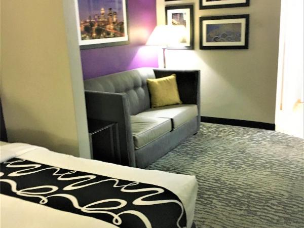 La Quinta Inn & Suites by Wyndham Louisville East : photo 1 de la chambre chambre lit king-size exécutive