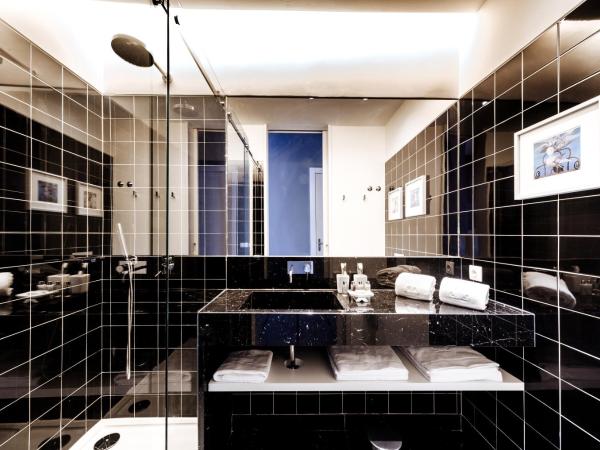 Dear Lisbon - Gallery House : photo 5 de la chambre chambre double ou lits jumeaux mansardée avec terrasse