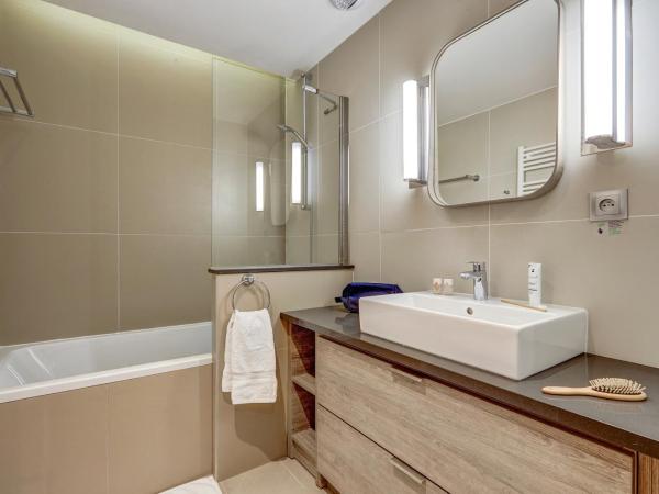 Résidence Pierre & Vacances Premium Presqu'Ile de la Touques : photo 4 de la chambre appartement 2 chambres - côté rue (6 personnes) - bâtiments de la capitainerie