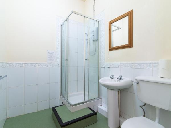 Old Trafford Stadium Hotel : photo 8 de la chambre chambre quadruple confort avec salle de bains privative