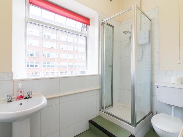 Old Trafford Stadium Hotel : photo 5 de la chambre chambre triple deluxe avec salle de bains privative