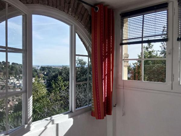 Chambres d'hôtes Les Terrasses du Soleil : photo 7 de la chambre chambre double ou lits jumeaux - vue partielle sur mer
