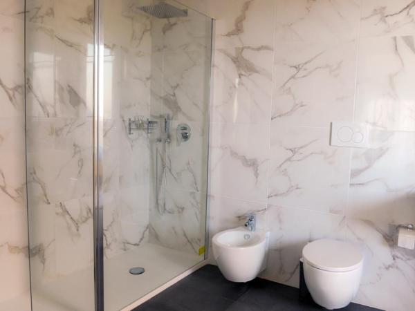 B&B AIRPORT BARI DELUXE28 : photo 6 de la chambre chambre double deluxe avec balcon - vue sur mer