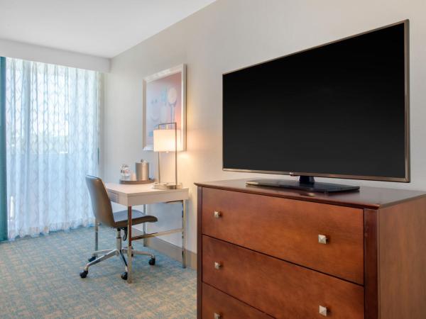 Holiday Inn Orlando - Disney Springs™ Area, an IHG Hotel : photo 1 de la chambre chambre lit queen-size - vue sur piscine
