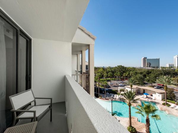 Holiday Inn Orlando - Disney Springs™ Area, an IHG Hotel : photo 3 de la chambre chambre lit queen-size - vue sur piscine
