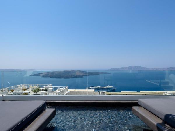 Nefeles Luxury Suites : photo 1 de la chambre suite supérieure avec jacuzzi privé et piscine rivière - vue sur caldeira